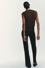 Pantalón blanco de tiro alto con corte acampanado.