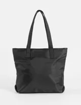 Cartera tipo shopper color verde oliva, con asas de hombro y detalles de correas con argollas metálicas. Incluye dos monederos redondos removibles colgando de una de las correas.