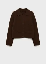 Chaqueta marrón de punto con cuello polo, cierre frontal con botones, dos bolsillos delanteros y mangas largas.