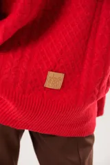 Buzo oversize rojo de tejido sintético con cuello redondo y manga larga.