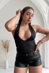 Body negro con escote halter y espalda descubierta, con pequeños apliques brillantes.
