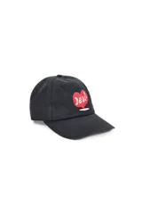 Gorra de gabardina negra con visera curva y logo bordado en el frente con forma de corazón rojo y texto en blanco.