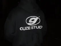 Hoodie negro con cierre, corte boxy y logo de la marca en el pecho.