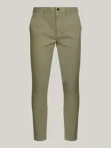 Pantalón chino color caqui de corte slim y pierna recta, confeccionado en sarga de algodón ligeramente elástico.
