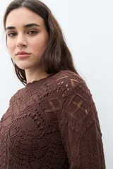 Sweater de manga larga color marrón chocolate, tejido en punto calado con diseño geométrico y cuello redondo con borde festoneado.