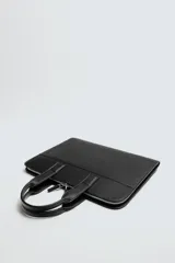 Maletín negro con acabado liso, compartimento principal con cierre de cremallera, bolsillo interior para dispositivos electrónicos de hasta 13 pulgadas, bolsillo interior con cierre de cremallera y dos asas de mano.