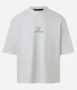 Remera boxy de algodón color crudo, con cuello redondo y mangas cortas. Estampa frontal con la frase "l'ami du contraire" y estampa trasera de figuras estilo art noveau.