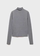 Buzo de punto fino color gris, sin cierre, de diseño recto y cuello perkins.