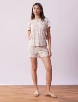 Conjunto de pijama marca René Rofé, compuesto por remera y short. Remera a rayas con escote redondo, ojal y botón. Short a rayas con cintura elastizada.