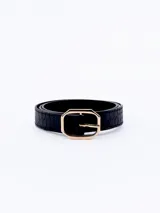 Cinturón negro con textura símil piel de cocodrilo y hebilla rectangular dorada.