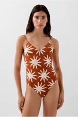Bañador enterizo color terracota con estampado de soles color crema, escote en V, espalda abierta y tirantes finos regulables.