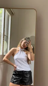 Top blanco de crepé con cuello halter y espalda descubierta.