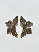 Aros colgantes con forma de flor roja con glitter, detalle de strass y gancho de acero quirúrgico.