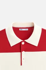 Polo de punto con corte relaxed fit, cuello solapa, cierre frontal con botones y manga larga. Diseño a rayas horizontales rojas y blancas.