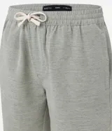 Bermuda masculina de sarga, color verde claro con estampado de rayas finas. Posee cintura elástica con cordón para ajuste y bolsillos.