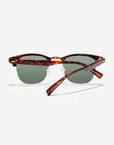 Gafas de sol unisex con montura carey y lentes verdes.