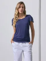 Remera azul de mangas cortas con detalle de frunces en los hombros.