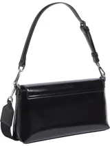 Cartera de hombro Calvin Klein negra charolada, con correa de hombro ajustable y correa bandolera con logo de la marca.