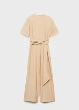 Mono color beige de viscosa y poliamida, con cuello redondo, manga corta, cinturón con hebilla y cierre de botón en la parte posterior.