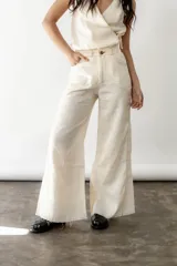 Pantalón de lino crudo, de tiro medio/alto, corte wide leg y elástico en la espalda.