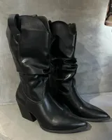 Botas texanas negras de cuero sintético, con caña media fruncida, punta fina y taco cuadrado.