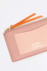 Monedero Bimba y Lola de piel color verde claro con cierre de cremallera y tirador de cordón naranja. Cuenta con logo metálico y tarjetero interior.