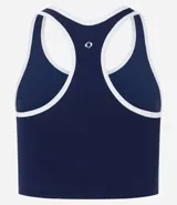 Top deportivo sin copa, color bordó, con escote en U y espalda tipo nadador. Presenta ribetes de color blanco en el contorno del escote y las sisas.