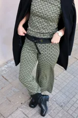 Pantalón palazzo de punto fino con estampado geométrico en tonos azulados.