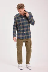 Pantalón cargo color caqui con múltiples bolsillos y corte recto.