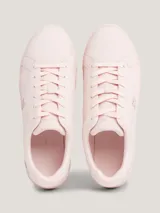 Zapatillas bajas de plataforma Tommy Hilfiger color rosa pálido, confeccionadas en piel nobuk. Presentan cordones, puntera redonda, suela de goma y logo distintivo de la marca en el lateral.