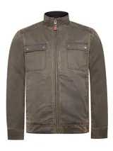Campera marrón con cuello mao con interior de cotelé, cierre frontal con cremallera, dos bolsillos con solapa en el pecho y dos bolsillos laterales. Forro acolchado de franela con relleno Thermore hecho de fibras 100% recicladas de botellas P.E.T.