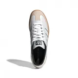 Zapatillas Adidas Samba Og blancas con puntera de gamuza color crema, detalles en negro y suela de goma marrón.
