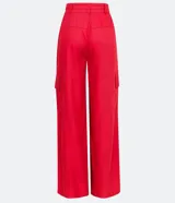 Conjunto de top corto con escote en V y mangas abullonadas, y pantalón palazzo con bolsillos cargo y lazo en la cintura, ambos en color rojo.