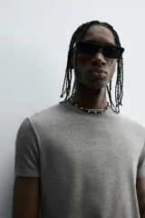 Camiseta negra de corte slim fit, cuello redondo y manga corta. Confeccionada en tejido de algodón con elasticidad y acabados en rib.