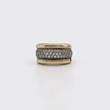 Anillo ancho de plata con detalles en oro y circonias.