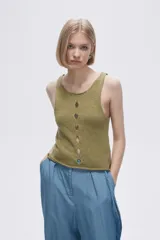 Musculosa celeste de tejido de punto con escote redondo y aberturas frontales.