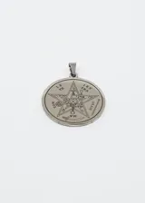 Dije redondo plateado de acero quirúrgico con el símbolo del tetragramatón grabado.