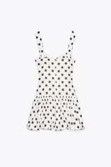 Vestido corto blanco con estampado de lunares marrones, escote corazón, tirantes anchos y falda globo.