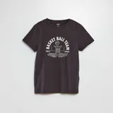 Camiseta gris de manga corta con cuello redondo y estampado frontal de aro de básquetbol con la frase 'Basket Ball Team Jump Shot'.