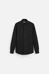 Camisa negra slim fit de manga larga con cuello italiano abierto y cierre frontal con botones.