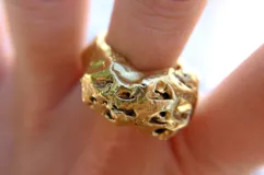 Anillo plateado con diseño irregular inspirado en los corales marinos.