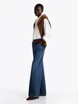 Pantalón de jean azul de pierna ancha y talle alto, con efecto desteñido y usado.
