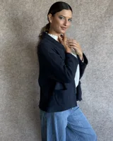 Saco color gris charcoal, con corte relajado, bolsillos frontales y tejido suave.