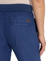 Pantalón de lino color beige, con pretina de jersey ajustable, calce regular, bolsillos en el frente y trasero.