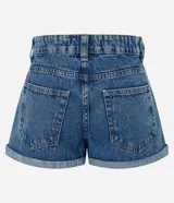 Short de jean de tiro alto, corte slim, con trabillas en la cintura, cierre tradicional, bolsillos y colgante de flor.