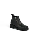 Bota de cuero vacuno color marrón, con interior forrado en corderito natural. Tiene suela de goma artesanal, punta cuadrada, cierre YKK en ambos lados y caña de 11cm.