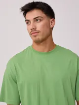 Remera negra de corte holgado confeccionada en algodón.