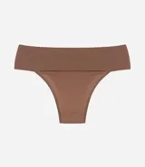 Bombacha bikini color marrón, de poliamida con cintura ancha y sin estampado.