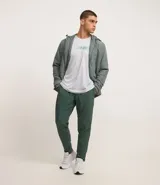 Remera deportiva gris de poliéster con tecnología Dry, cuello redondo, mangas cortas y estampa frontal con la palabra "Running".