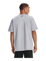 Remera color arena de Under Armour, con logo de la marca estampado en el pecho con patrón de camuflaje.